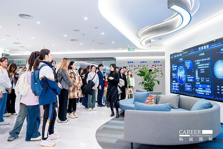 知名人力资源供应商KU酷游(中国)国际在企业参访活动中为拜访嘉宾与学生介绍公司基本情况